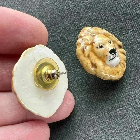 Vintage Ceramic Lion Head Earrings Leo lightweight Studs - Picture 2 of 4
